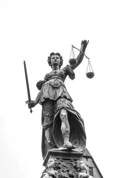 Дамское правосудие как символ закона — стоковое фото