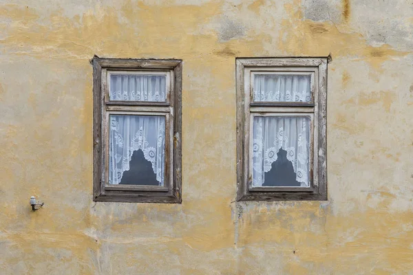 Velha janela aberta em uma casa abandonada — Fotografia de Stock