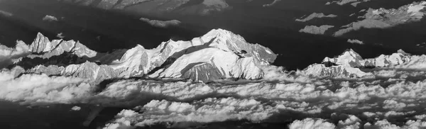 Por do sol com nuvens vermelhas nos Alpes — Fotografia de Stock