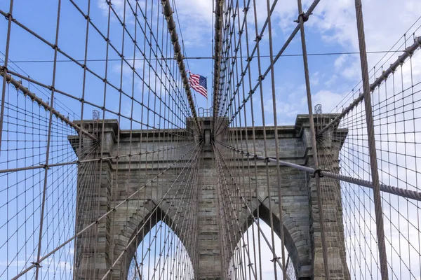 Brooklyn bridge with world trade center in New York — Stock Photo, Image
