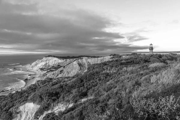 Gay Head Lighthouse y Gay Head acantilados de arcilla en el westernmo —  Fotos de Stock