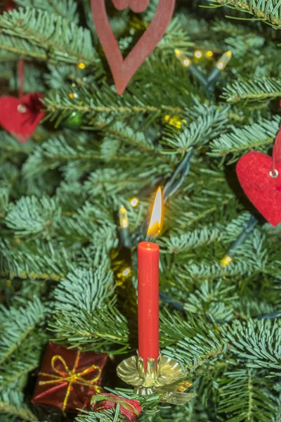Brennende Weihnachtskerzen am Weihnachtsbaum — Stockfoto