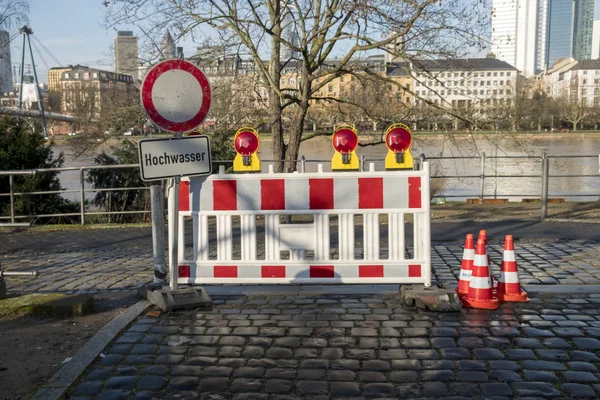 Signe arrêt inondation à la rivière à Francfort — Photo