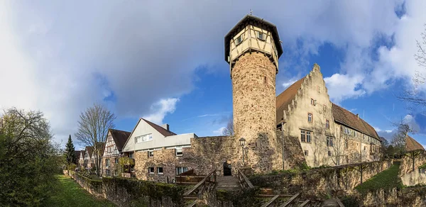 Историческая городская стена с часовой башней в Михельштадте, Германия — стоковое фото