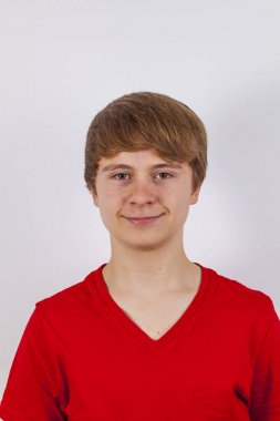 beyaz izole kırmızı gömlek gülümseyen genç çocuk