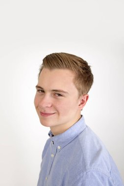 Mutlu gülümseyen çocuğun portresi