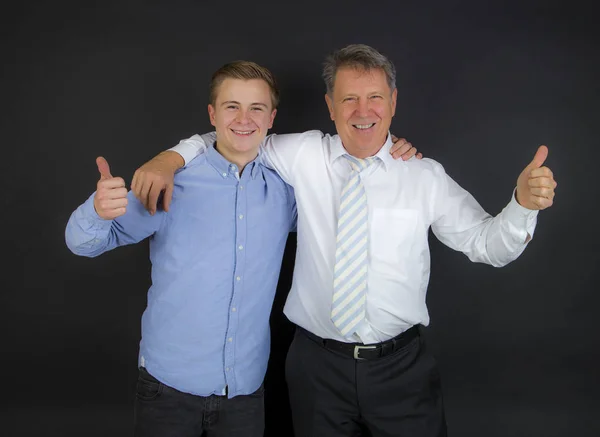 Far och son med tummar upp skylt — Stockfoto