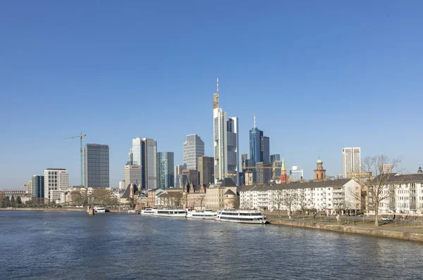 Frankfurt manzarası ile nehir ana görünümü — Stok fotoğraf