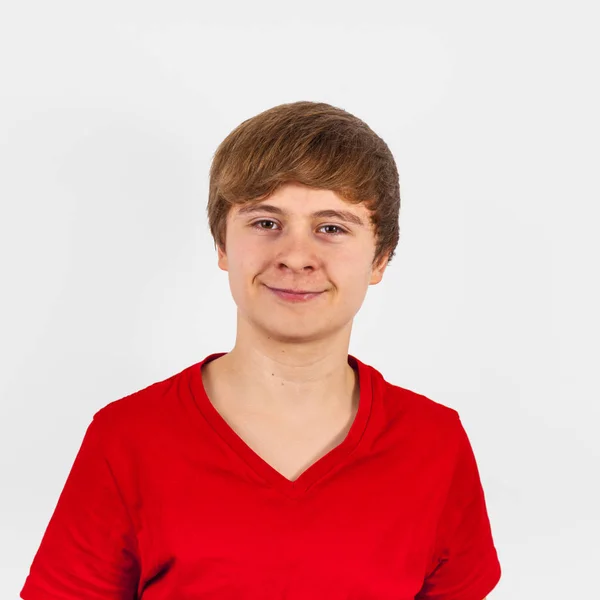 Mosolygó tizenéves fiú elszigetelt fehér piros póló — Stock Fotó