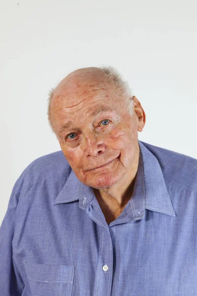 Retrato de sorrir homem idoso feliz — Fotografia de Stock