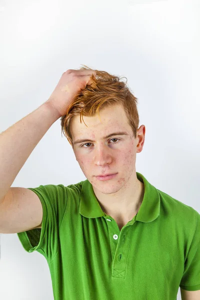 붉은 머리를 가진 녹색 셔츠에 멋진 소년 — 스톡 사진