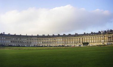 Royal Crescent, banyo dönüm noktası aşağıda Victoria Parkı. Som