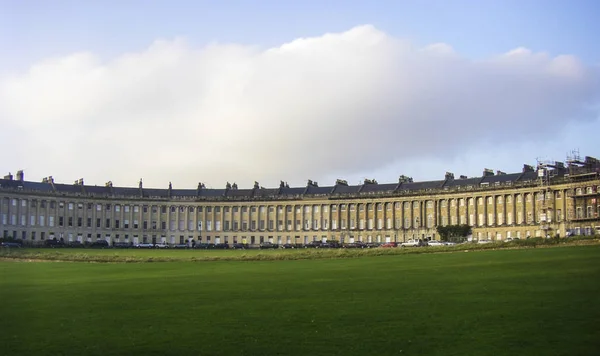 Victoria Park below the landmark Royal Crescent in Bath. The Som — Stock Photo, Image