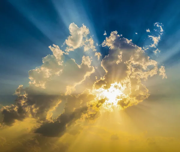 태양 광선을 받는 태양 — 스톡 사진