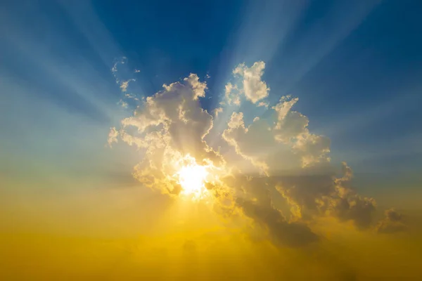 태양 광선을 받는 태양 — 스톡 사진