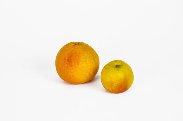 Rijp oranje fruit met apple — Stockfoto