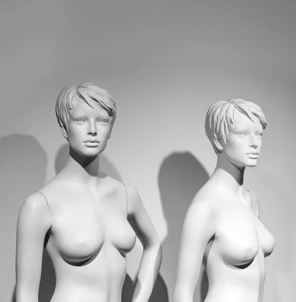 Manequins femininos nus em uma janela — Fotografia de Stock
