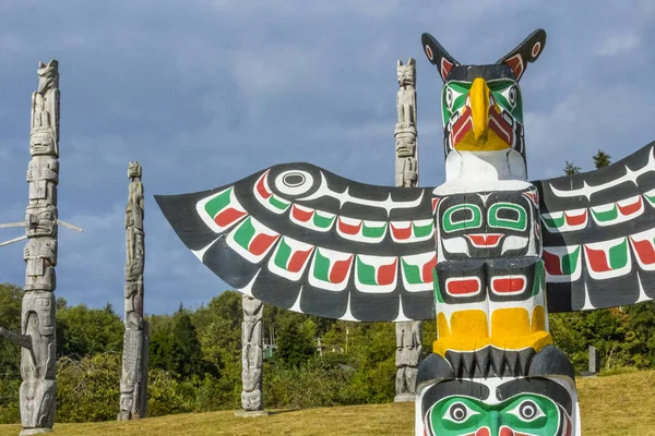 Vecchie maschere totem tradizionali in legno — Foto Stock