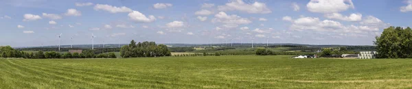 Panoramautsikt över vindkraftverk — Stockfoto