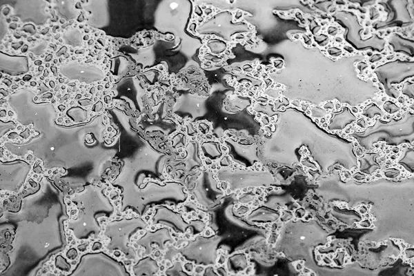 Wasser an einem Metalltisch — Stockfoto