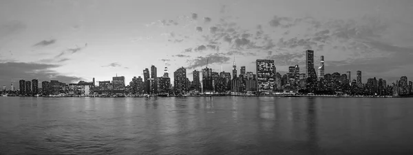 Vista para o horizonte de Nova York com o rio Hudson à noite — Fotografia de Stock