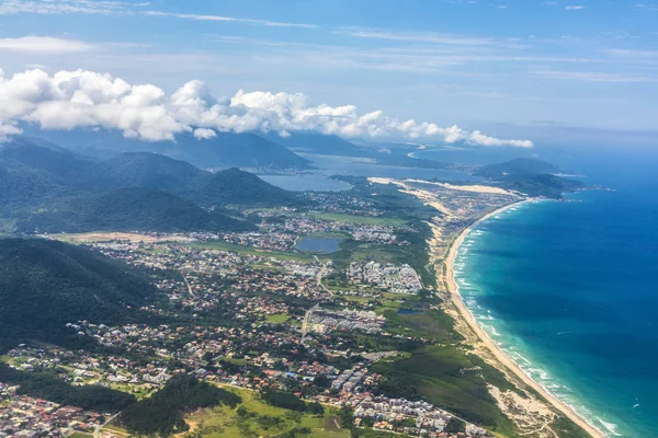 Город Флорианаполис с пляжем и горами — стоковое фото