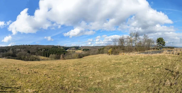 Panoramiczny widok krajobrazu wiejskiego w obszarze Taunus — Zdjęcie stockowe