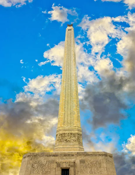 Il Monumento di San Jacinto in una bella giornata estiva — Foto Stock