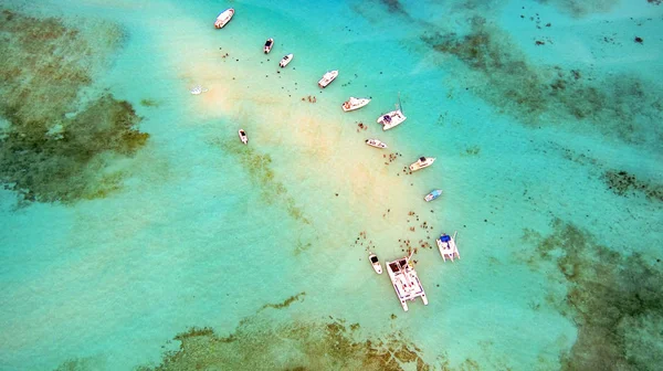 Aerial of boats and people enjoying snorkeling i the crystal cle — Stock Photo, Image