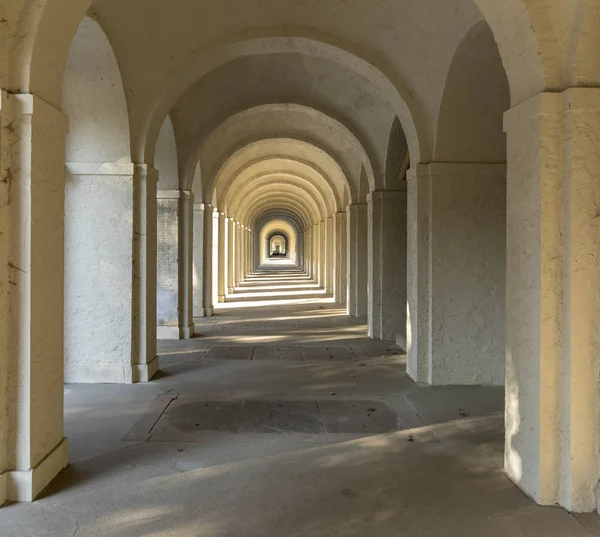 Colonnade mezarlığı üzerinde — Stok fotoğraf