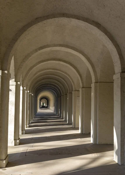 柱廊在公墓 — 图库照片