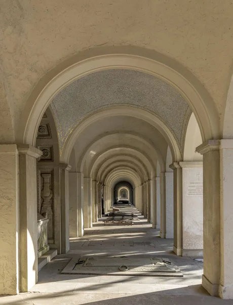 Colonnade mezarlığı üzerinde — Stok fotoğraf