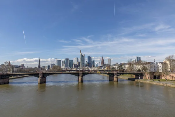 Skyline de Frankfurt con el río Main —  Fotos de Stock