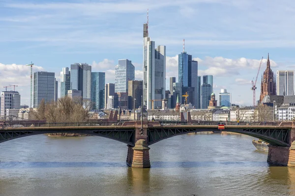 Skyline di Francoforte con il fiume Meno — Foto Stock