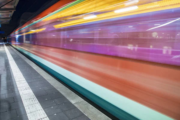 Trainen met snelheid in treinstation — Stockfoto