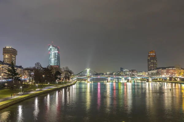 Skyline de Francfort la nuit avec la rivière Main — Photo