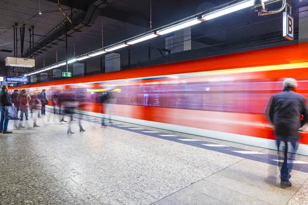 Mensen wachten voor de Metro in Frankfurt Station Konstablerwache — Stockfoto
