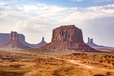 Arizona 'daki Anıt Vadisi, Blick auf die gigantischen Steinformationen, Blick von John Fords Point auf den Merrit Butte und die Sandstrasse