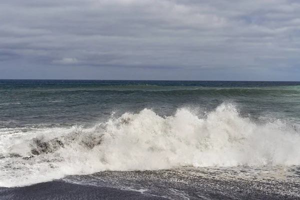 Ondas pesadas com crista de onda branca na tempestade — Fotografia de Stock