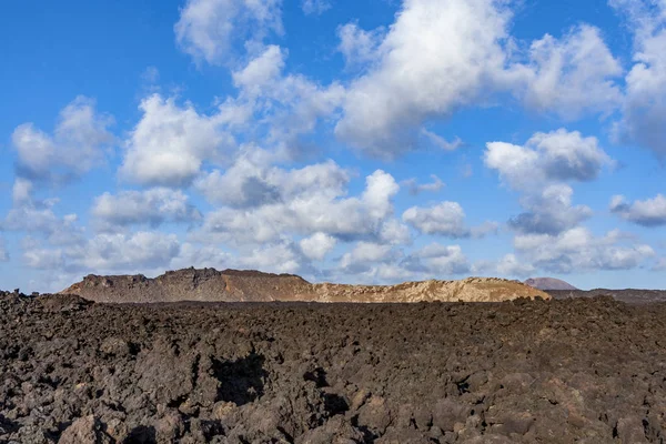 Volcán en el parque nacional de Timanfaya —  Fotos de Stock