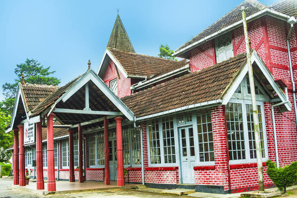 старое почтовое отделение в холмистом городке Нувара-Элия в провинции С.
