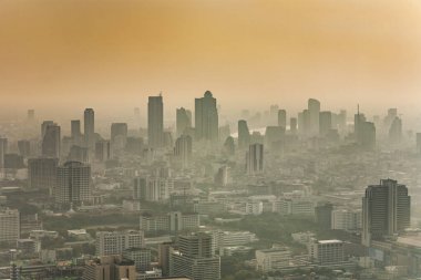 Smog günbatımı sırasında Bangkok manzarası