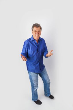 çekici bir adam elleriyle işaret