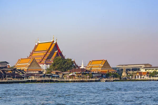 Tempel op de zuidelijke oever van de rivier mae nam chao phraya in verbod — Stockfoto