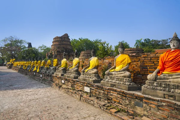 Boeddhabeelden bij de tempel van Wat Yai Chai Mongkon in Ayutthay — Stockfoto