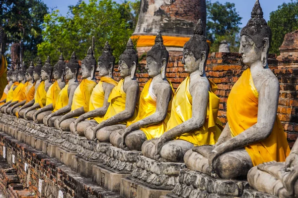 Statue di Buddha al tempio di Wat Yai Chai Mongkon in Ayutthay — Foto Stock