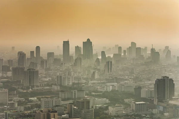 De skyline van Bangkok in smog tijdens zonsondergang — Stockfoto