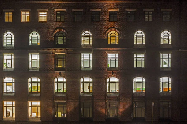 Facciata dell'ufficio Speicherstadt di notte ad Amburgo — Foto Stock