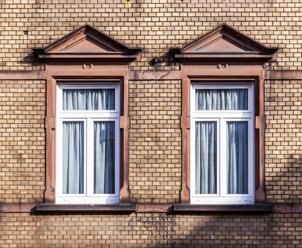 Gevel van classicistisch huis met bakstenen muur — Stockfoto