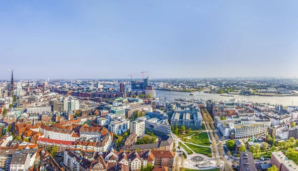 Paysage urbain de Hambourg depuis la célèbre tour Michaelis — Photo